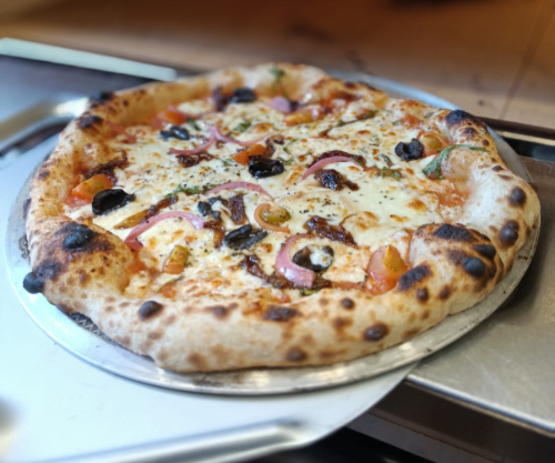 Pizza artesana con albahaca